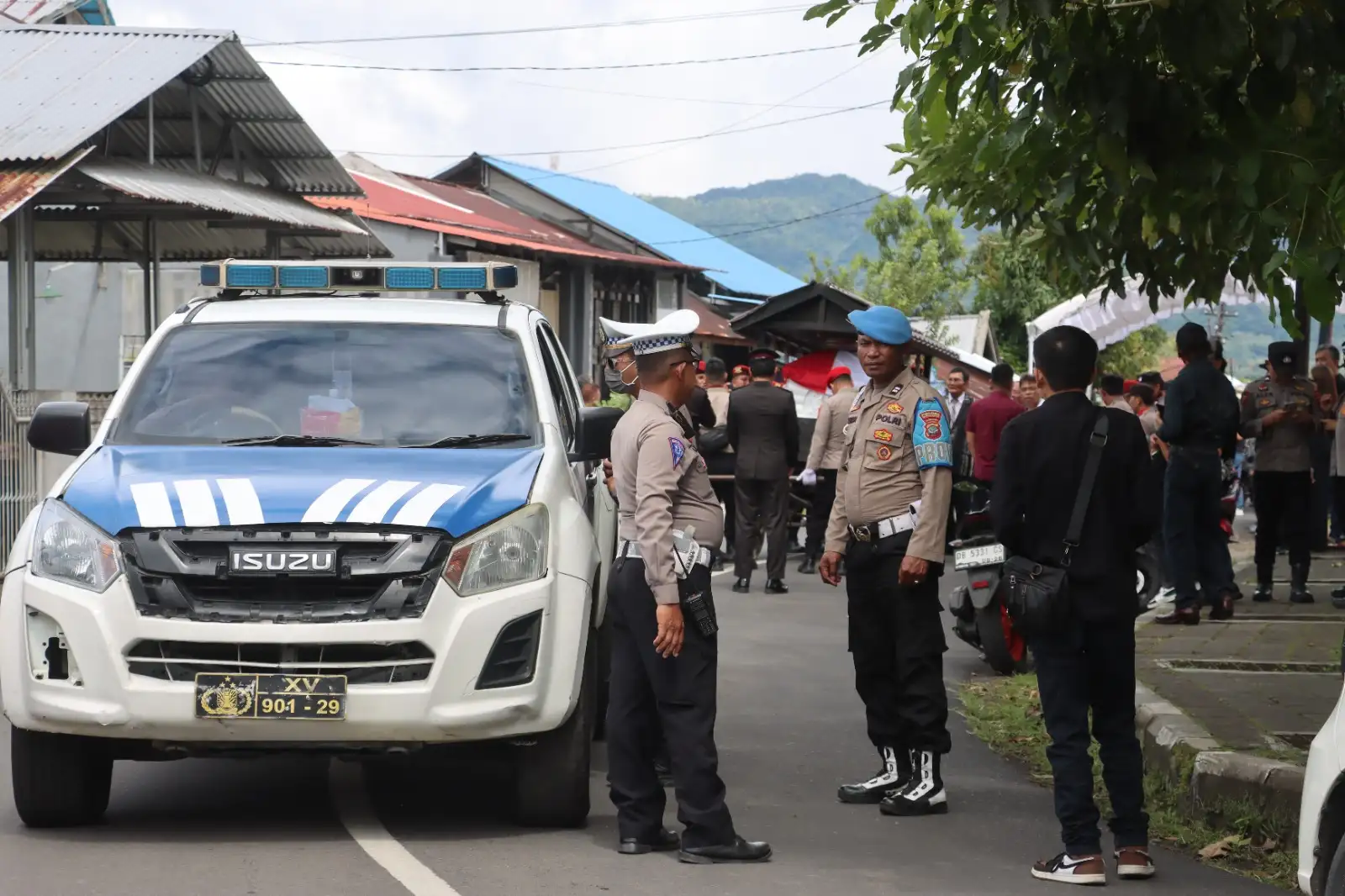 Sat Lantas Polres Minahasa Kawal Pengantaran Jenazah Brigjen Pol (Purn) Drs. Ivan Sihombing ke Taman Makam Pahlawan Tondano